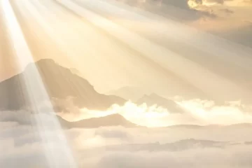 Rantamaisema, jossa aurinko paistaa viistosti veden yllä kuvastaen parisuhteen tyytyväistä ilmapiiriä ja uuden alun mahdollisuutta.