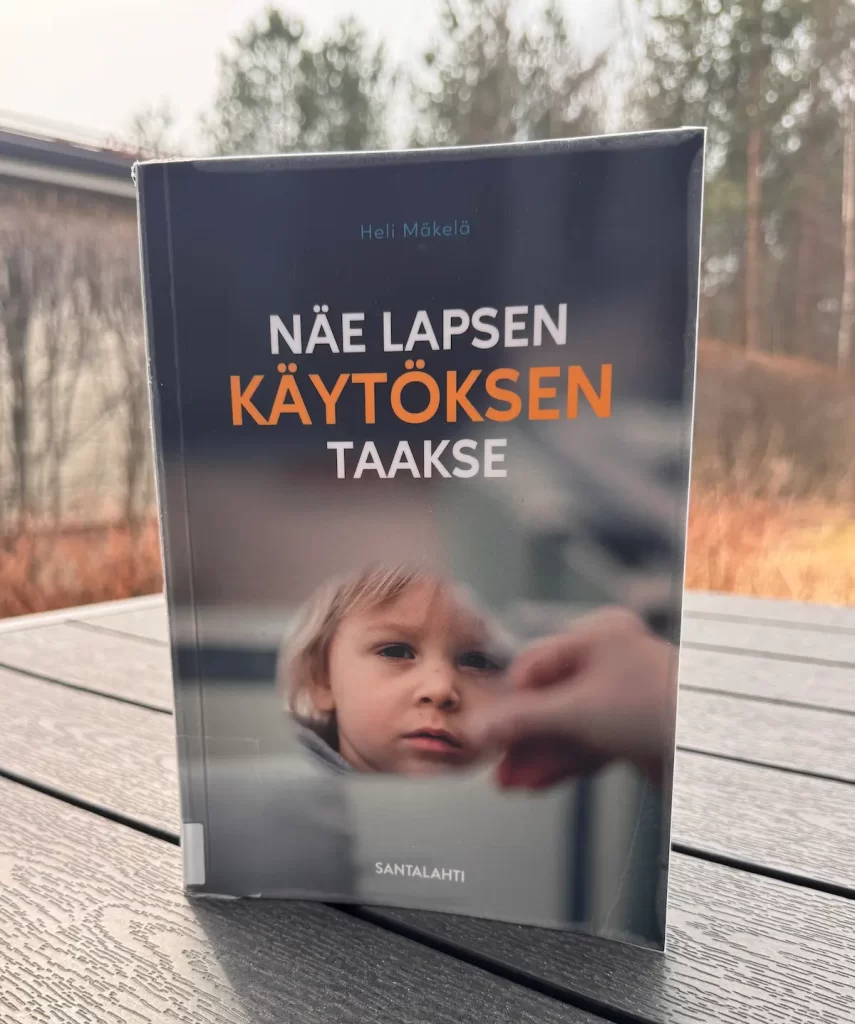Heli Mäkelän Näe lapsen käytöksen taakse -kirjan kansikuva.